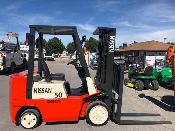 Forklift Warehouse Nissan 50 4,400 LB Capacity 180″ Lift Height Side S