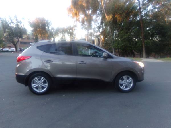 2011 HYUNDAI TUCSON GLS SPORT—–DEALER SPECIAL——-GREAT ECONOMY-