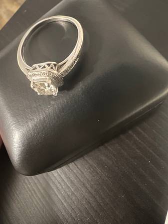 14 karat white gold diamond engagement ring