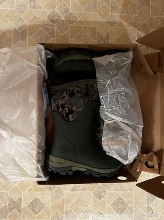 BRAND NEW MUCK BOOTS SIZE 6, ARCTIC GRIP MID