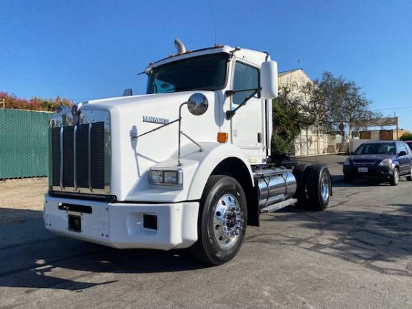 2009 KENWORTH T800 SINGLE AXLE TRUCK