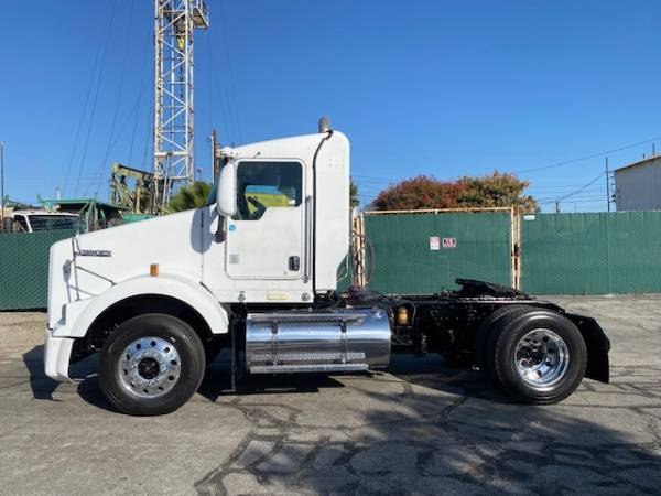 2009 KENWORTH T800 SINGLE AXLE TRUCK