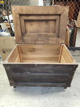 CURB ALERT: Vintage Chest