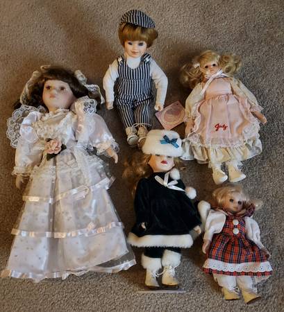 Lot of 9 porcelain dolls