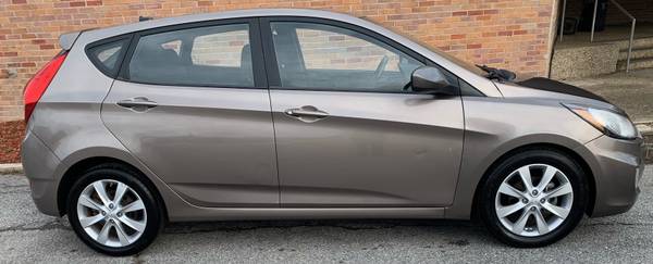 2012 Hyundai Accent* L0W Miles * Like NEW!!