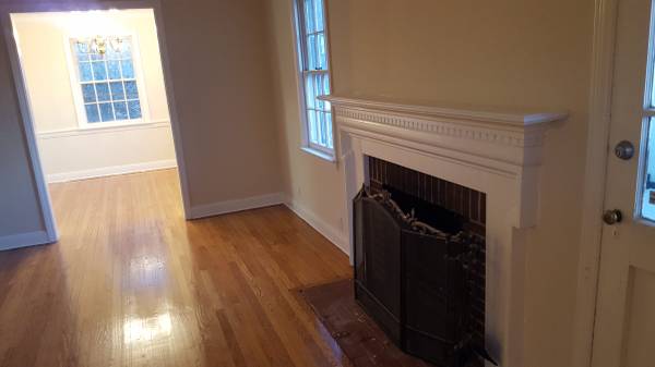 Triplex Pet friendly * 2 Bedroom/ Woodburning fireplace & Patio