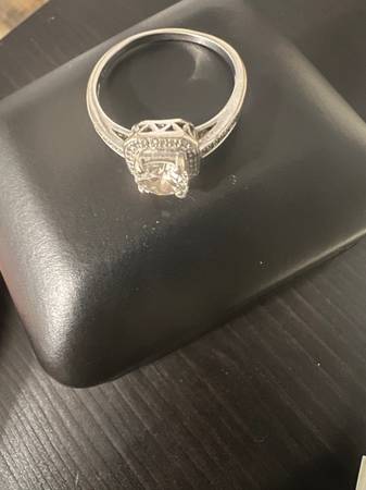 14 karat white gold diamond engagement ring