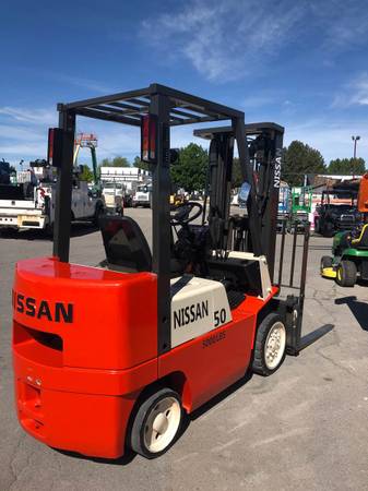 Forklift Warehouse Nissan 50 4,400 LB Capacity 180″ Lift Height Side S