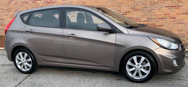 2012 Hyundai Accent* L0W Miles * Like NEW!!