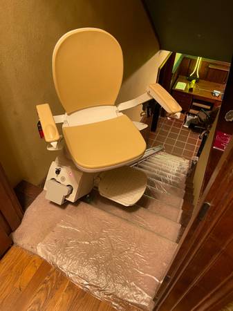 Acorn stairlift