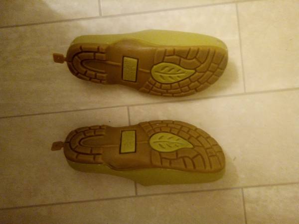 Garden clogs & 3 more pairs Size 5.5