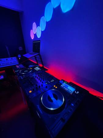 Pioneer DJ setup- DJM-900NXS mixer & 2x CDJ-2000