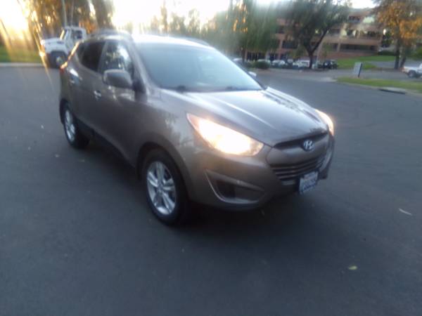 2011 HYUNDAI TUCSON GLS SPORT—–DEALER SPECIAL——-GREAT ECONOMY-