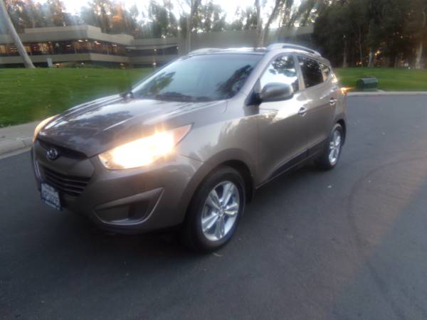 2011 HYUNDAI TUCSON GLS SPORT—–DEALER SPECIAL——-GREAT ECONOMY-