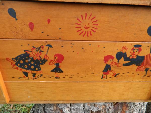 wood toy chest/with picture on it