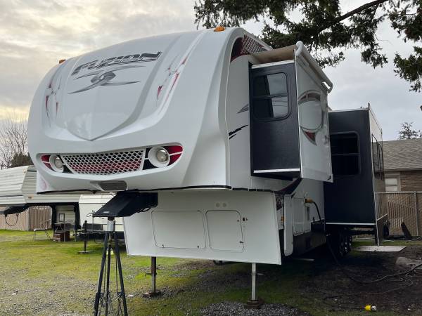 2011 Fuzion 5th Wheel Toy Hauler Sleeps 12! 2 Slideouts