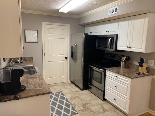 Furnished Condo Close to Dining and Shopping! 75/night