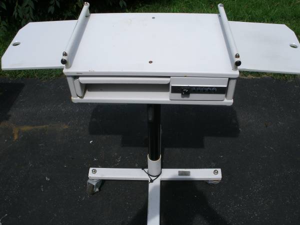 Commercial Rolling Desk / Computer Work Station *REDUCED*