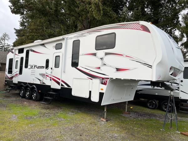 2011 Fuzion 5th Wheel Toy Hauler Sleeps 12! 2 Slideouts