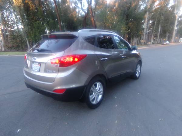 2011 HYUNDAI TUCSON GLS SPORT—–DEALER SPECIAL——-GREAT ECONOMY-