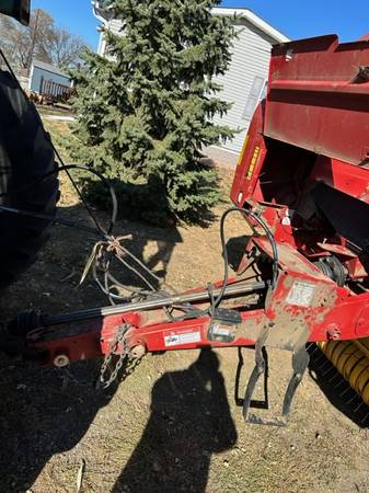 NEW HOLLAND 2013 BR7090 ROUND BALER