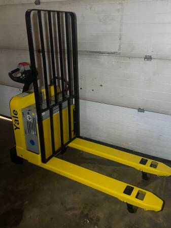 Yale 24 Volt Pallet Jack Forklift