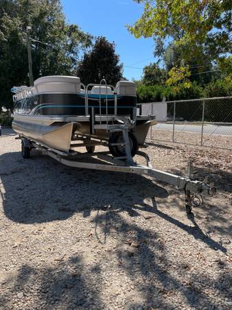 2017 Qwest 820 LS pontoon