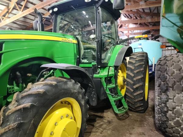 John Deere 8235R