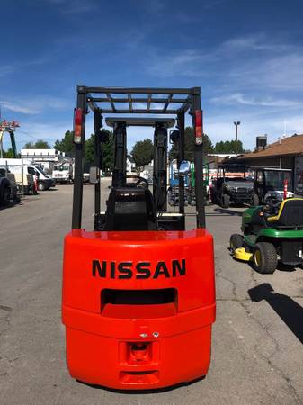 Forklift Warehouse Nissan 50 4,400 LB Capacity 180″ Lift Height Side S