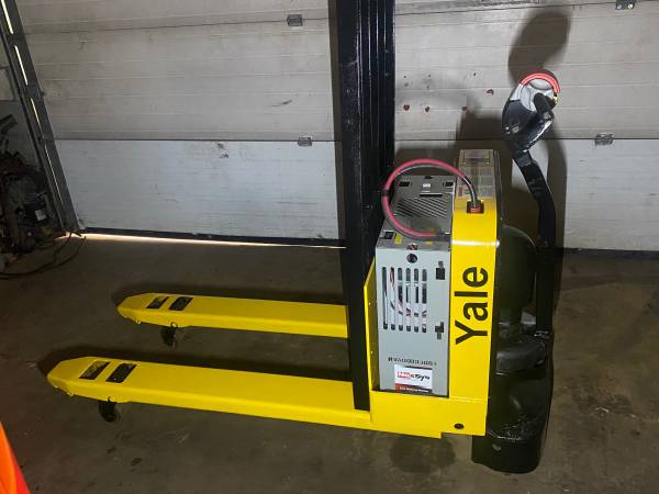 Yale 24 Volt Pallet Jack Forklift