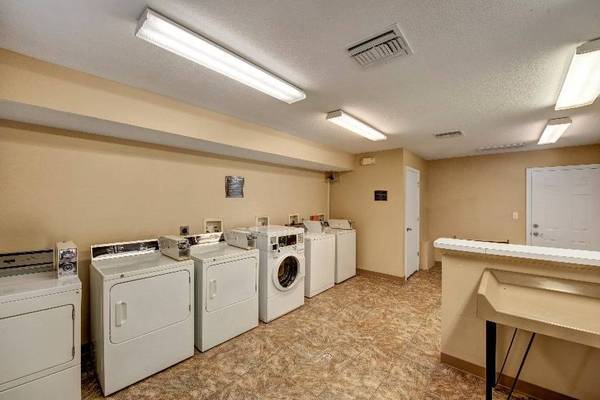 LIMITED TIME ONLY! NO APP FEE!! 2 bed/1.5 bath washer/dryer in unit