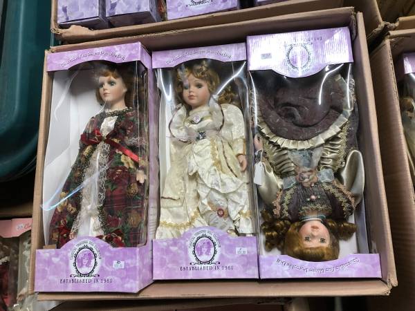 (59) NIB Porcelain Dolls