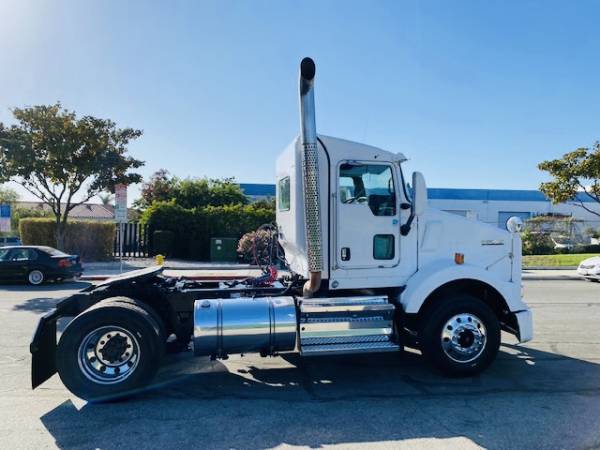 2009 KENWORTH T800 SINGLE AXLE TRUCK