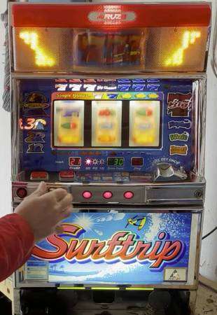 QUARTER / TOKEN SURF TRIP SLOT MACHINE, MANUAL