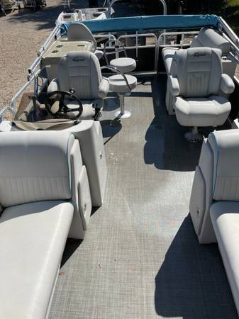 2017 Qwest 820 LS pontoon