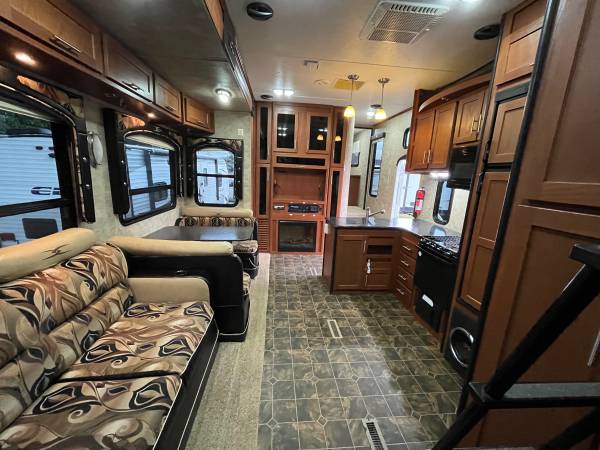 2011 Fuzion 5th Wheel Toy Hauler Sleeps 12! 2 Slideouts