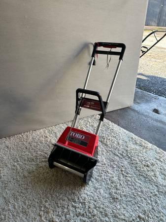 Toro s-120 electric snow thrower like new and works well for small job