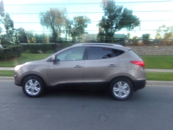 2011 HYUNDAI TUCSON GLS SPORT—–DEALER SPECIAL——-GREAT ECONOMY-