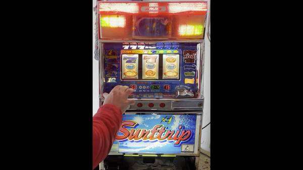 QUARTER / TOKEN SURF TRIP SLOT MACHINE, MANUAL