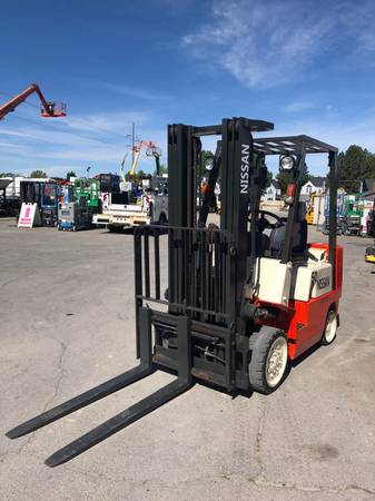 Forklift Warehouse Nissan 50 4,400 LB Capacity 180″ Lift Height Side S