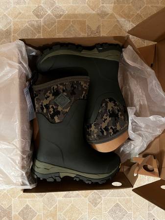 BRAND NEW MUCK BOOTS SIZE 6, ARCTIC GRIP MID