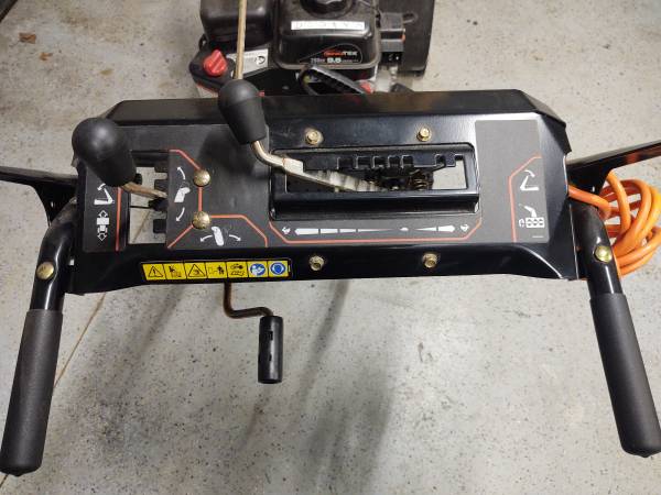 ARIENS 24 INCH SNOW BLOWER LIKE NEW