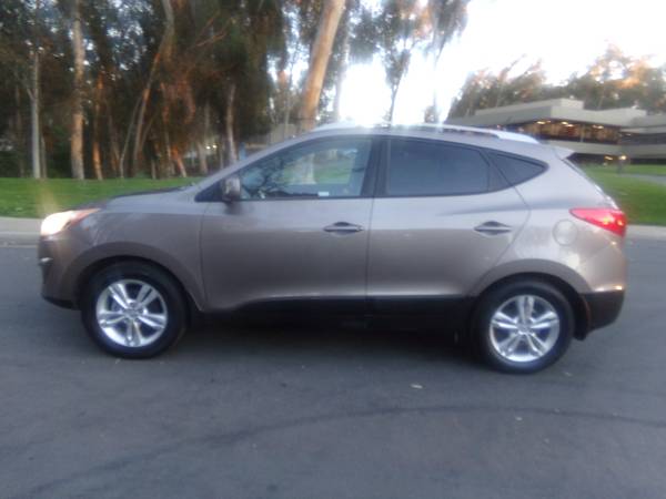 2011 HYUNDAI TUCSON GLS SPORT—–DEALER SPECIAL——-GREAT ECONOMY-