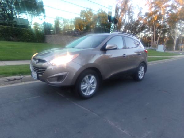 2011 HYUNDAI TUCSON GLS SPORT—–DEALER SPECIAL——-GREAT ECONOMY-