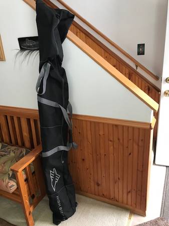 Downhill skis, bindings and ski bag.