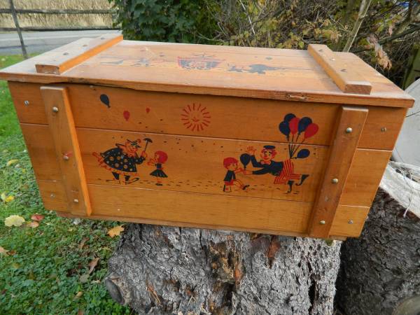 wood toy chest/with picture on it