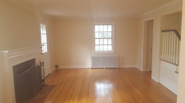 Triplex Pet friendly * 2 Bedroom/ Woodburning fireplace & Patio