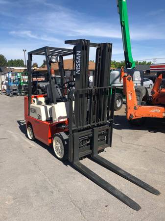 Forklift Warehouse Nissan 50 4,400 LB Capacity 180″ Lift Height Side S