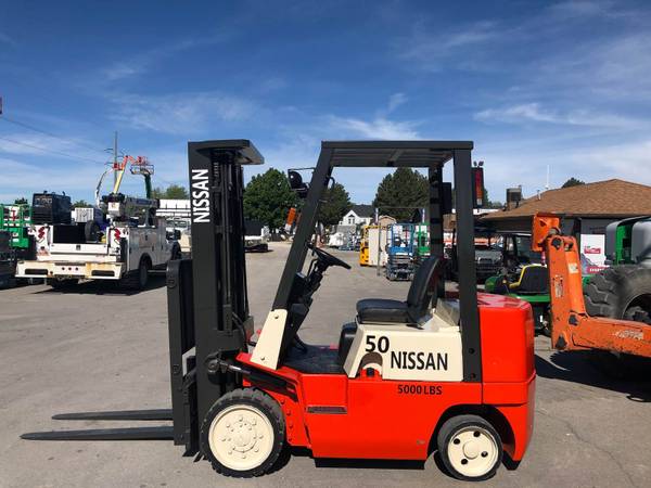 Forklift Warehouse Nissan 50 4,400 LB Capacity 180″ Lift Height Side S