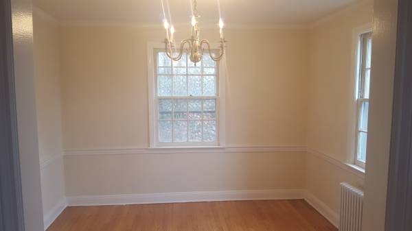 Triplex Pet friendly * 2 Bedroom/ Woodburning fireplace & Patio